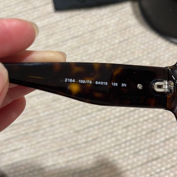 Salvatore Ferragamo women’s
Sunglasses. - Picture 8 of 9